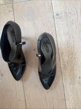 Gucci Black Patent Mary Jane Pointed  booth